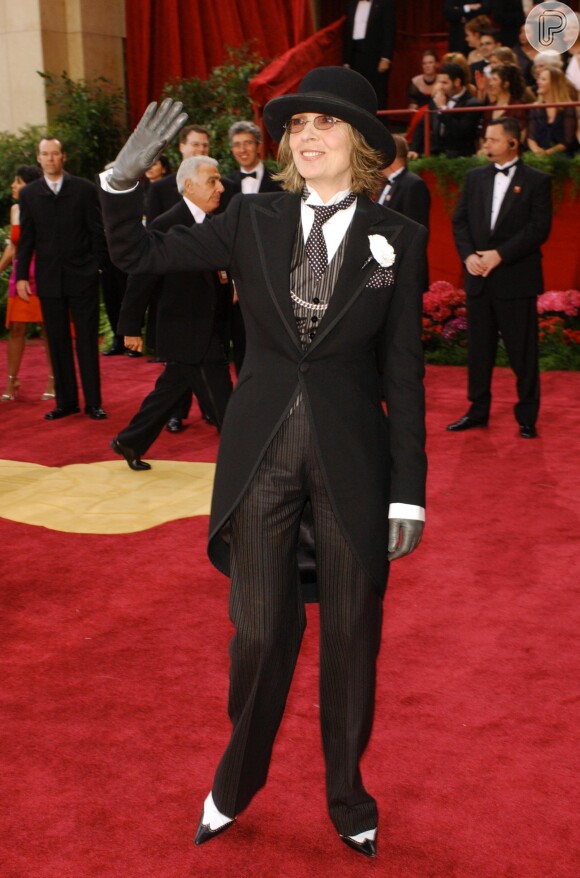 Diane Keaton dispensou o vestido e apostou no fraque para a 76ª edição do Oscar, em 2004, quando concorreu na categoria de melhor atriz pelo filme 'Alguém Tem Que Ceder'