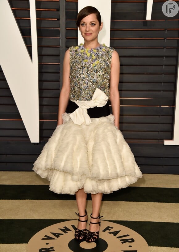 A atriz Marion Cotillard usou um vestido curioso com aplicações e pelos na festa pós-cerimônia do Oscar de 2015