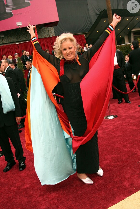 Em 2007, a atriz Sally Kirkland exibiu cheia de empolgação um duvidoso look coberto por panos coloridos