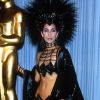 Em 1986, a cantora Cher apostou em um figurino pra lá de carnavalesco que deixou sua barriga à mostra