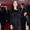 A atriz Angelina Jolie, que passou por uma grande transformação no seu estilo, chegou à 72ª edição do Oscar, em 2000, vestida como Morticia Addams, personagem do filme 'Família Addams'