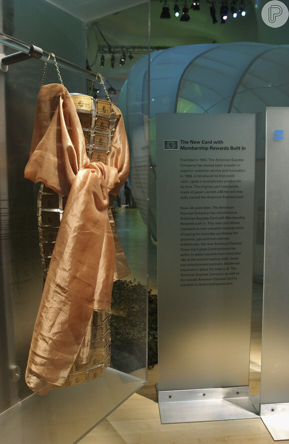 O vestido de cartões de crédito usado e desenhado por Lizzy Gardiner ficou exposto no Pacific Design Center, na Califórnia, Estados Unidos