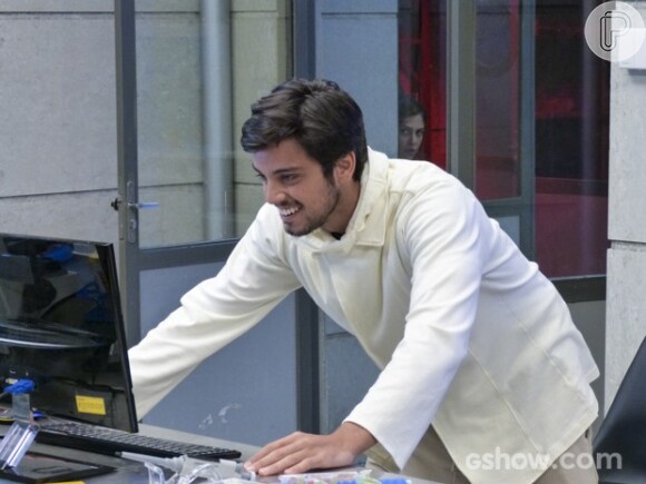 Paulinha (Christiana Ubach) espiona Marlon (Rodrigo Simas) no laboratório, em 'Além do Horizonte'