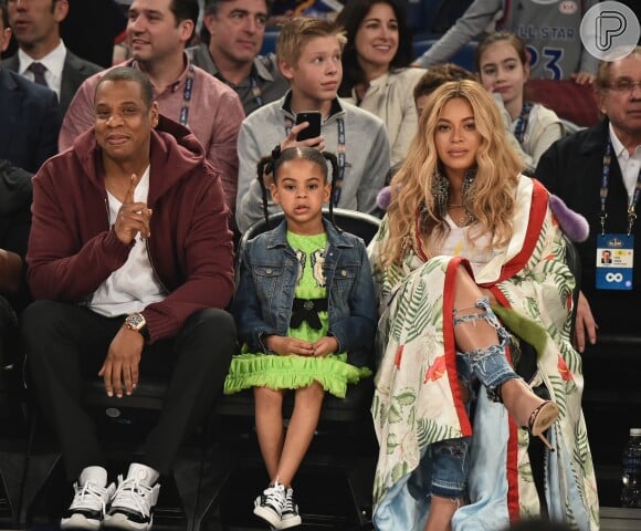 Grávida, Beyoncé assistiu jogo de basquete com a filha, Blue Ivy, e o marido, Jay-Z