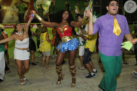 Cris Vianna usou fantasia de Mulher-Maravilha no último ensaio da Imperatriz Leopoldinense para o carnaval, na noite desta quinta-feira, 23 de fevereiro de 2017