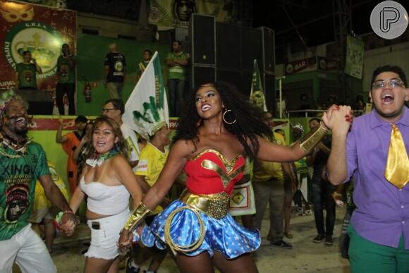 Cris Vianna usou fantasia de Mulher-Maravilha no último ensaio da Imperatriz Leopoldinense para o carnaval, na noite desta quinta-feira, 23 de fevereiro de 2017