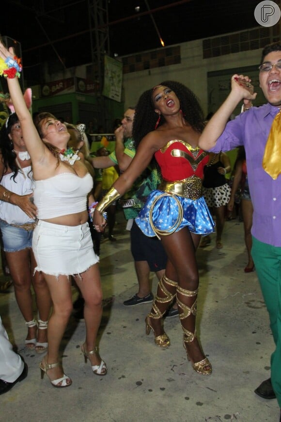 Cris Vianna usou fantasia de Mulher-Maravilha no último ensaio da Imperatriz Leopoldinense para o carnaval, na noite desta quinta-feira, 23 de fevereiro de 2017