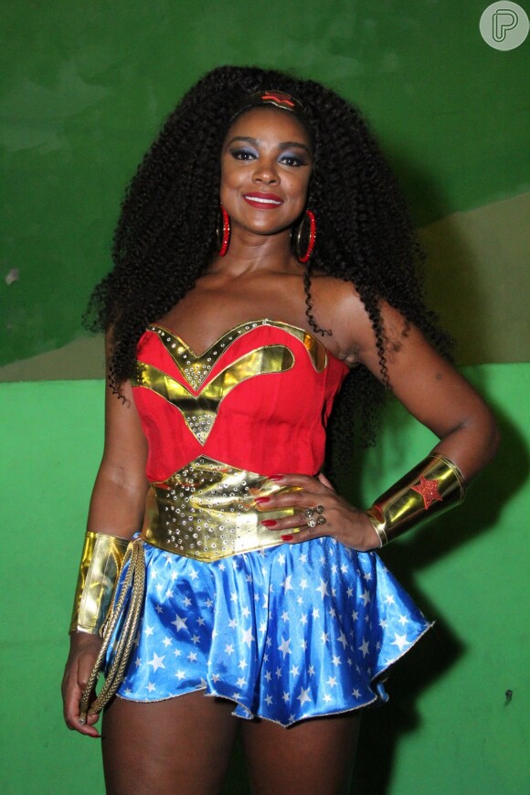Cris Vianna usou fantasia de Mulher-Maravilha no último ensaio da Imperatriz Leopoldinense para o carnaval, na noite desta quinta-feira, 23 de fevereiro de 2017