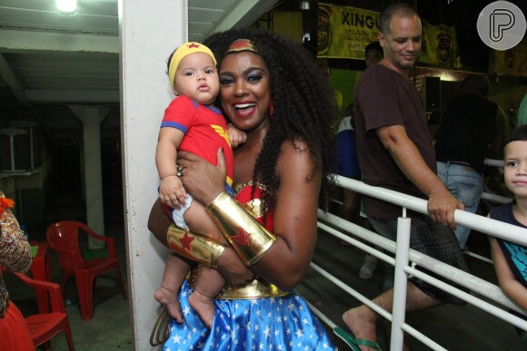 Cris Vianna usou fantasia de Mulher-Maravilha no último ensaio da Imperatriz Leopoldinense para o carnaval, na noite desta quinta-feira, 23 de fevereiro de 2017
