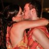 Adriana Birolli beijou o noivo, Alexandre Contini. Os dois noivaram de forma inusitada durante uma peça de teatro em São Paulo, em janeiro