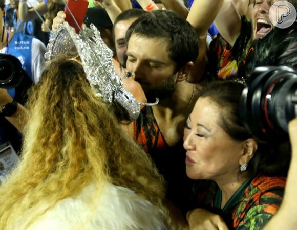 Duda Nagle ganhou um beijinho da namorada, Sabrina Sato, enquanto ela brilhava como rainha da Vila Isabel