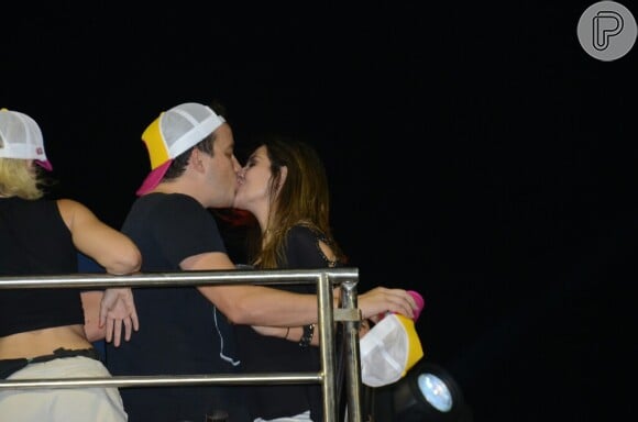 Rafael Cortez, repórter do 'Big Brother Brasil', trocou beijos com a namorada durante a folia