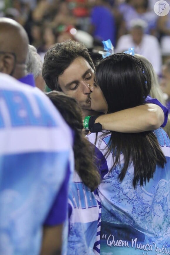 Wagner Santisteban e Antonia Morais se beijaram em camarote na Sapucaí na madrugada desta terça-feira, 28 de fevereeiro de 2017