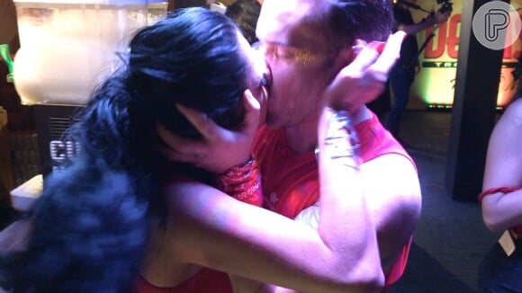 Matheus Mazzafera trocou beijos com a apresentadora Helen Ganzarolli em um camarote em Salvador, na Bahia, na segunda-feira, 27 de fevereiro de 2017