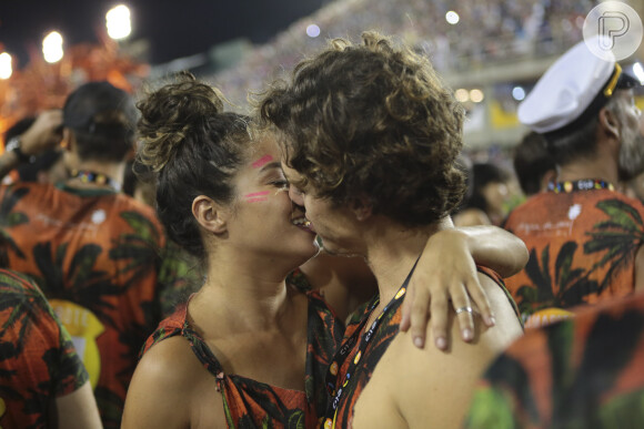 Ana Terra Branco trocou beijos com Gabriel Chadan, no desfile das campeãs, neste sábado, 4 de março de 2017