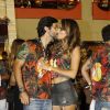 Arthur Fernandes e Marcela Fogaça se beijaram, no desfile das campeãs, neste sábado, 4 de março de 2017