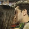 Camila Queiroz e Klebber Toledo se beijaram, no desfile das campeãs, neste sábado, 4 de março de 2017