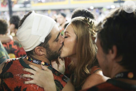 Luana Piovani e Pedro Scooby se beijaram, no desfile das campeãs, neste sábado, 4 de março de 2017
