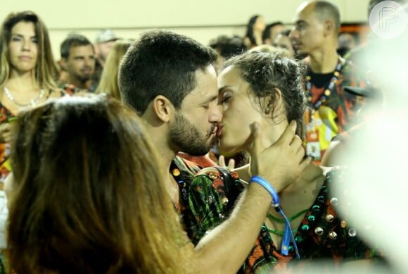 Rainer Cadete beijou a namorada, Taivanne Raveli, no desfile das campeãs, neste sábado, 4 de março de 2017