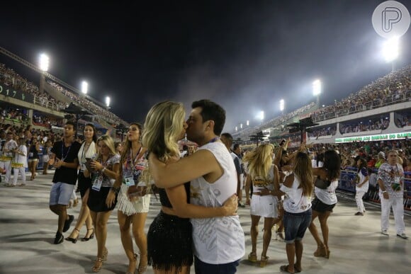 Mirella Santos e Ceará se beijaram no desfile das campeãs, em 5 de março de 2017