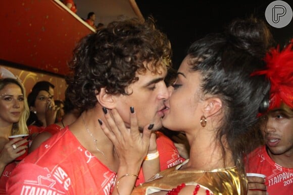 Felipe Roque e Aline Riscado se beijaram também durante o desfile das campeãs, neste sábado, 4 de março de 2017