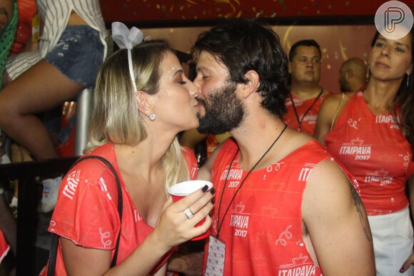 Gustavo Leão também trocou beijos durante o desfile das campeãs, neste sábado, 4 de março de 2017