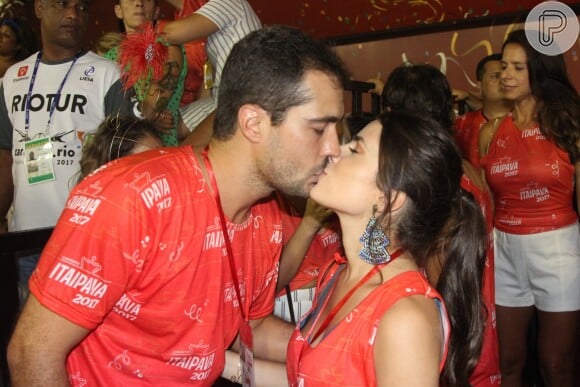 Thais Melchior beijou o marido, Sávio Pontes, durante o desfile das campeãs, neste sábado, 4 de março de 2017