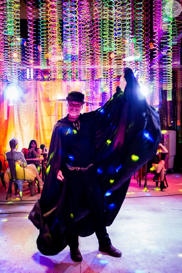 Vittorio (Marcello Novaes) usou fantasia de Zorro no baile de carnaval da novela 'Sol Nascente'