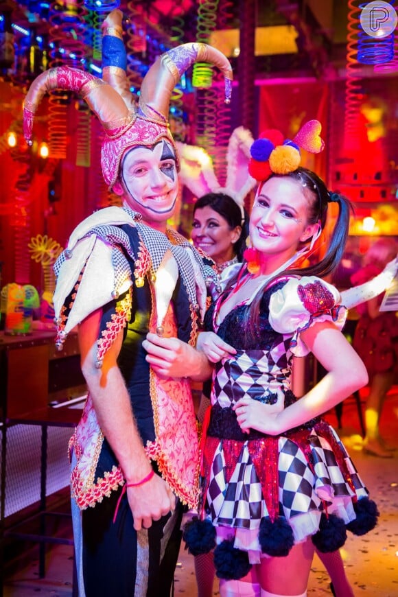 Peppino (João Cortes), Nanda (Roberta Piragibe) e Paula (Anna Lima) no baile de carnaval no Rota 94, na novela 'Sol Nascente'
