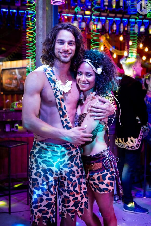 Nuno (Pablo Morais) e Vanda (Cinara Leal) em cena do baile de carnaval da novela 'Sol Nascente'