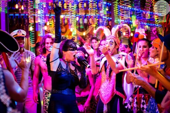 Lenita (Leticia Spiller) comanda o baile de carnaval na novela 'Sol Nascente'. As cenas estão previstas para serem exibidas a partir do capítulo da próxima quarta-feira, 1º de março de 2017