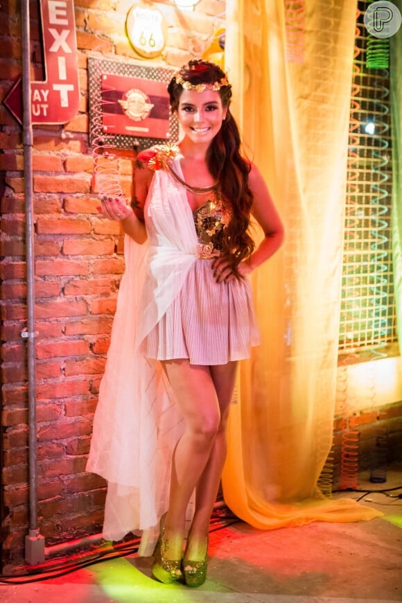 Milena (Giovanna Lancellotti) usou fantasia de grega no baile de carnaval da novela 'Sol Nascente'