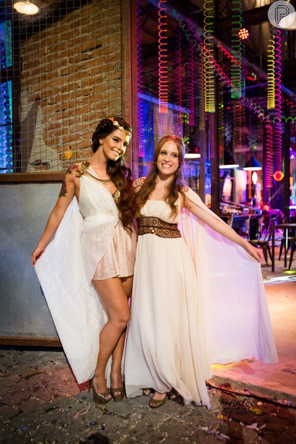 Milena (Giovanna Lancellotti) e Flavinha (Marina Brandão) no baile de carnaval da novela 'Sol Nascente'