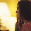 Yasmin (Marina Moschen) fica tensa durante troca de carinhos com Zac (Nicolas Prates) em seu quarto de hotel, na novela 'Rock Story'