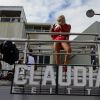 Claudia Leitte usa body sexy de salva-vidas em Salvador nesta sexta-feira, dia 24 de fevereiro de 2017
