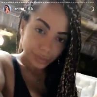 Anitta divide opiniões por foto com tranças nagô: 'Branca sendo preta por moda'