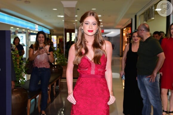 Marina Ruy Barbosa foi convidada pela marca Dolce & Gabbana para assistir ao desfile da marca na Itália