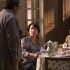 Mocinha (Nívea Maria) fala das bandidagens de Sinhá (Laura Cardoso) quando Tanaka (Luis Melo) chega à cozinha, na novela 'Sol Nascente'