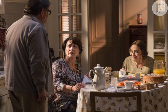 Mocinha (Nívea Maria) fala das bandidagens de Sinhá (Laura Cardoso) quando Tanaka (Luis Melo) chega à cozinha, na novela 'Sol Nascente'