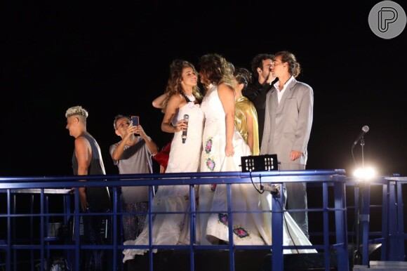 Daniela Mercury e Malu Verçosa usaram, no trio elétrico, os vestidos originais com os quais se casaram em 2013