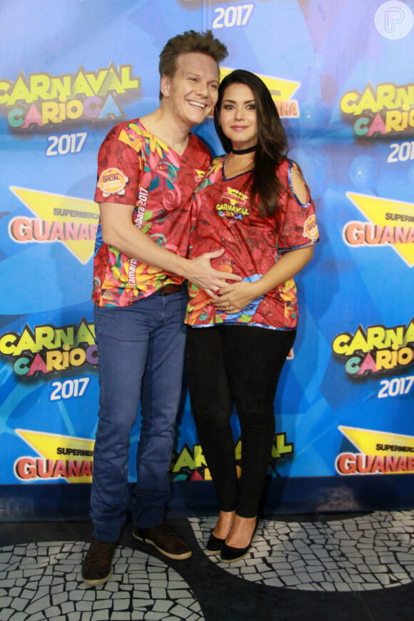 Michel Teló e Thais Fersoza curtiram a primeira noite de desfiles na Sapucaí nesta sexta-feira, 24 de fevereiro de 2017