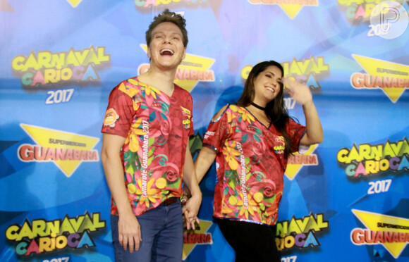 Michel Teló e Thais Fersoza curtiram a primeira noite de desfiles na Sapucaí nesta sexta-feira, 24 de fevereiro de 2017