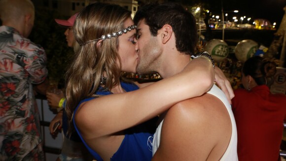 Juliano Laham e Juliana Paiva trocam beijos em trio de Anitta na Bahia. Fotos!
