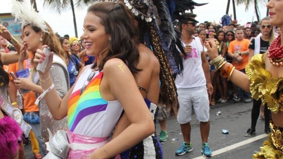 Bruna Marquezine usa saia transparente e rebola com Juliana Paes em bloco. Fotos