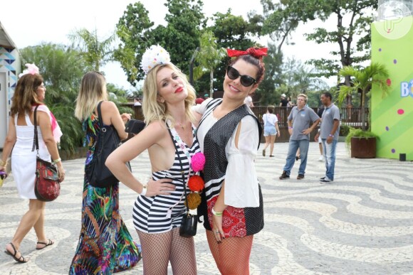 Fernanda Souza posa com Ludmila Dayer na feijoada da Preta, no Rio de Janeiro, em 25 de fevereiro de 2017