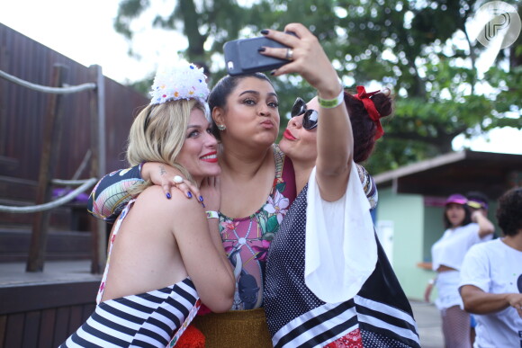 Fernanda Souza faz selfie com Preta Gil e Ludmila Dayer durante evento