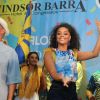 Juliana Alves mostra samba no pé durante feijoada do Hotel Windsor, no Rio de Janeiro