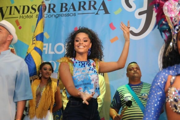 Juliana Alves mostra samba no pé durante feijoada do Hotel Windsor, no Rio de Janeiro
