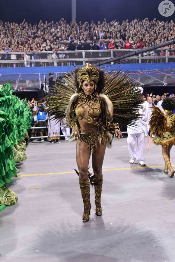 Camila Silva exibiu sua fantasia para representar o enredo da escola de samba: 'No xirê do Anhembi, a Oxum mais bonita surgiu - Menininha, mãe da Bahia - Ialorixá do Brasil'