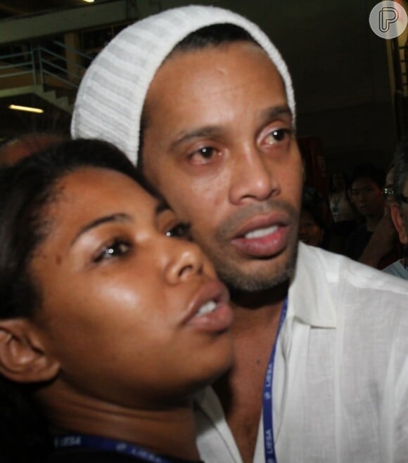 O jogador deixou a Sapucaí com os olhos vermelhos após prestigiar os desfiles das escolas de samba do Rio de Janeiro